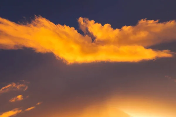 Кольорове небо на заході сонця або час сходу сонця — стокове фото