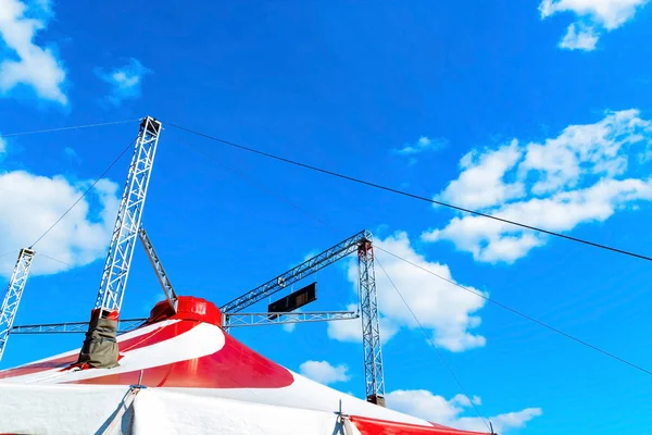 Mavi bulutlu gökyüzü altında Sirk çadırı — Stok fotoğraf