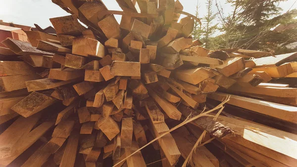 Gehakte brandhout logs in stapel. Hout bereiding. Natuur achtergrond. — Stockfoto