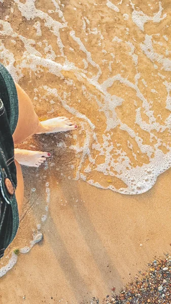 Selfie kadın altın kum deniz köpüğü yakın ayak, yukarıdan görünümü. — Stok fotoğraf