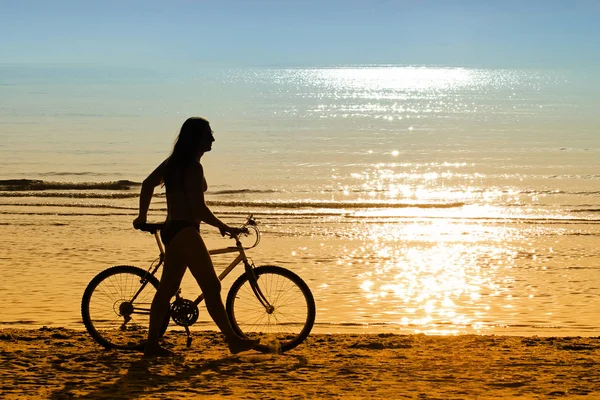 Silhouette Man Cyclist Holding Bicycle Sea Beach Colorful Sunset Clear — Stock Photo, Image