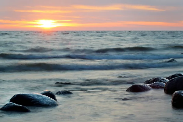 日落或日出时美丽的岩石海岸 长时间曝光景观 拉脱维亚附近的波罗的海 — 图库照片