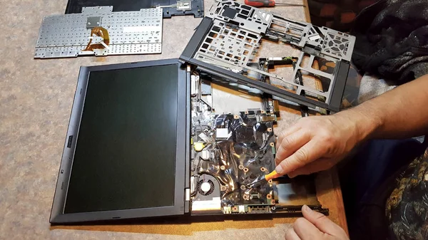 Man Repairing Laptop Computer Service Center Computers Electronics Service Concept — Stock Photo, Image