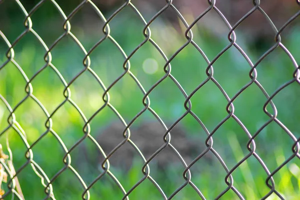 Nahaufnahme Eines Alten Metallzauns Isoliert Auf Grünem Hintergrund Sicherheitskonzept — Stockfoto