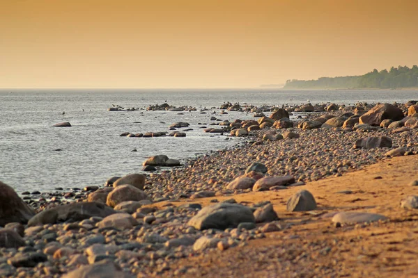 波罗的海石头在海岸线上 拉脱维亚 旅游与休闲理念 — 图库照片