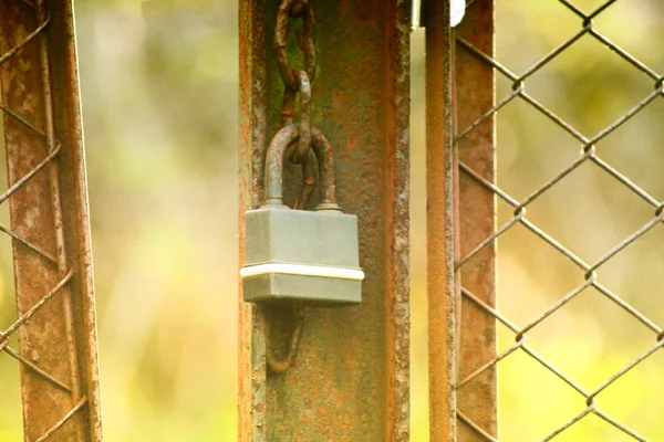 Porte Fer Verrouillée Avec Une Chaîne Style Photo Vintage — Photo