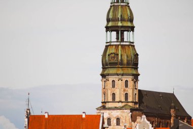 Riga, Letonya'daki St Peters Lutheran Kilisesi'nin görünümü. Eski şehir manzarası