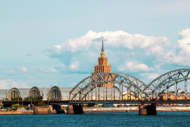 Eski şehir Riga Daugava nehri üzerinde Demiryolu köprüsü, Letonya.
