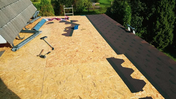 Installing Asphalt Roofing Shingles Work Progress Roof Repair Installation Panoramic — Stock Photo, Image