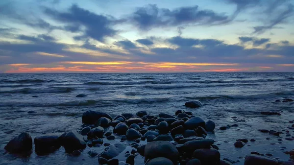 夕阳西下时戏剧化的石头海滨 旅行和假日概念 — 图库照片