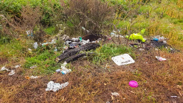 Σωρός Σκουπιδιών Στο Γρασίδι Του Πάρκου Μπουκαλάκια Πλαστικά Και Γυάλινα — Φωτογραφία Αρχείου