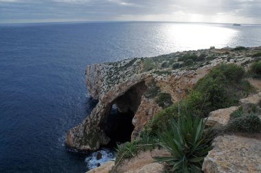 Mavi Mağara, Malta - mağara ve kayalıklarla günbatımında ile deniz kıyısında görünümü