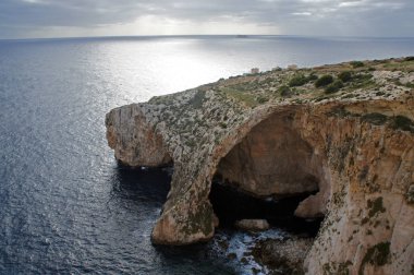 Mavi Mağara, Malta - mağara ve kayalıklarla günbatımında ile deniz kıyısında görünümü
