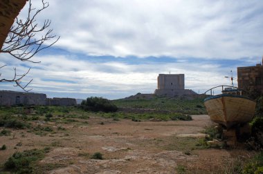 Wignacourt kulelerinin terk edilmiş tekne ve ağacı ile