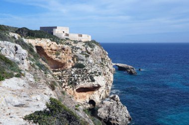 Saint Mary's pil Comino, Malta ile kayalıklarla ve güneşli mavi deniz
