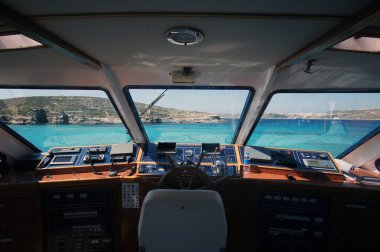 Blue Lagoon, Comino, Malta tekne kokpit iç görünüm