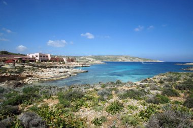 Terk edilmiş bir otel yanındaki sahilde Comino (Kemmuna) Island, Malta