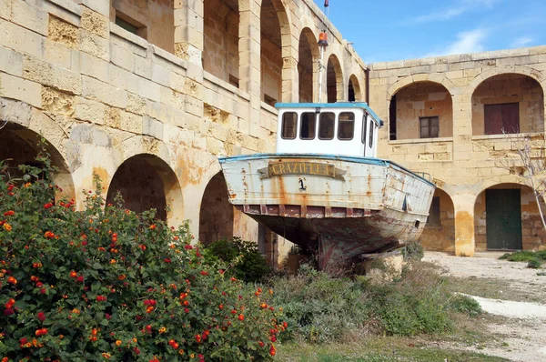 Карантин Здание Больницы Комино Заброшенной Лодкой Мальта — стоковое фото