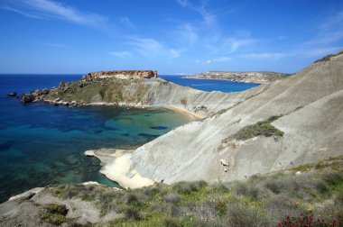 Gnejna Bay Ta'Lippija, Golden Bay, Malta üzerinden kayalık uçurum