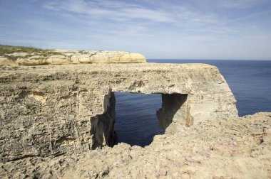 San Lawrenz, Gozo, Malta 'daki Dwejra Cliffs' in yanında tekne gezisi.