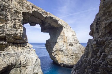 San Lawrenz, Gozo, Malta 'daki Dwejra Cliffs' in yanında tekne gezisi.