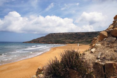 Ramla Bay, Gozo, Malta 'daki Red Sandy plajında.