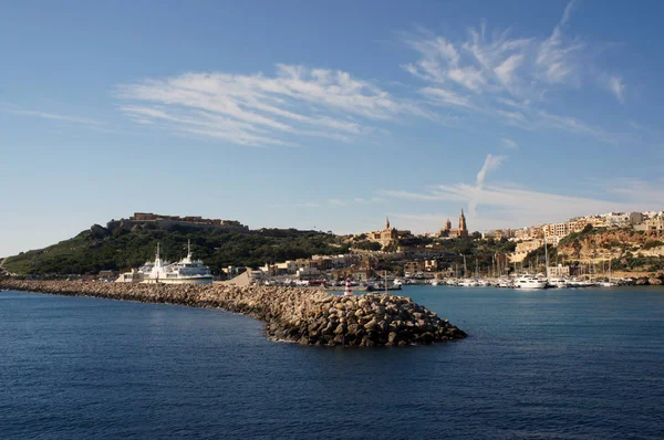 マルタのゴゾにあるMgarr港の風景ヨットデッキから見える — ストック写真