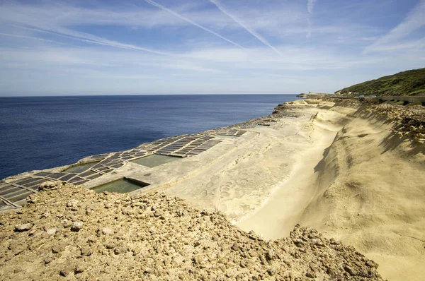 Saline sulla spiaggia rocciosa vicino a Marsalforn, Gozo, Malta — Foto Stock