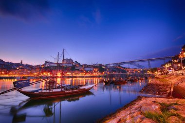 Porto, Portekiz - 18 Mayıs 2018: Porto, Douro Nehri ve rabelo tekne ile eski şehir manzarası. Portekiz ikinci büyük kenti Lizbon sonra ve ünlü Porto tarafından şarap mı.