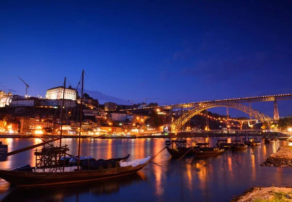 波尔图 老城天际线与杜罗河河和 Rabelo 是葡萄牙第二大城市里斯本和著名的波尔图葡萄酒 — 图库照片