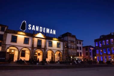 Gaia, Portekiz - 19 Mayıs 2018: Sandeman mahzeni Vilanova de Gaia, Portekiz tarihi merkezinde. Sandeman 1790 yılında kurulan bağlantı noktası şaraplar bir markasıdır.
