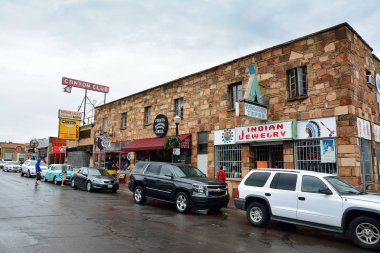Williams, Arizona - 24 Temmuz 2017: Tarihi kasaba Williams, Arizona Street view. Williams konumu Route 66 için ünlüdür. Yağmurlu bir gün.