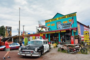 Seligman, Az, Amerika Birleşik Devletleri - Temmuz 24, 2017:1953 Chrysler tarihi Seligman çeşitli eşyalar Cafe Route 66, Arizona önünde polis arabası.