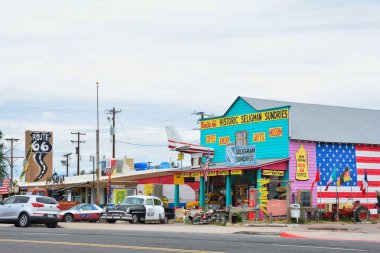 Seligman, Az, Amerika Birleşik Devletleri - Temmuz 24, 2017:1953 Chrysler tarihi Seligman çeşitli eşyalar Cafe Route 66, Arizona önünde polis arabası.