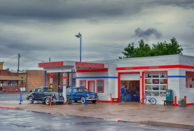 Williams, Arizona - 24 Temmuz 2017: Pete'in benzin istasyonu Müze 24 Temmuz 2017. Bu çok uzun bir süre bir istasyonu oldu ama şu anki bina 1949 yılında inşa edilmiştir. 1989 kadar bir benzin istasyonu olarak işletilen.