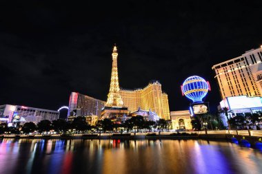 Las Vegas, Nevada - 25 Temmuz 2017: Paris Resort Casino ve Las Vegas otel Eyfel Kulesi ve Paris balon görünümünü üzerinde 25 Temmuz 2017.