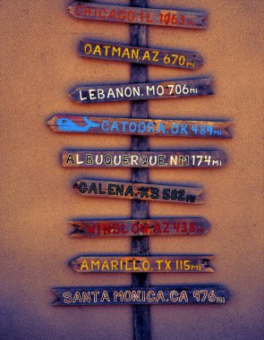 Ahşap direk Chicago'dan Route 66 ile farklı şehirler için mil mesafe Los Angeles'a işaret.