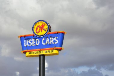 Arizona, Amerika Birleşik Devletleri - 24 Temmuz 2017: Ok kullanılan arabalar neon yetkili satıcı oturum açın. Chevrolet kendi el araç bölümü.