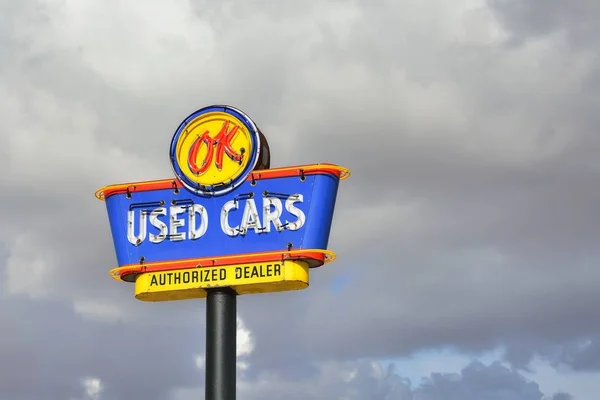 Arizona Stany Zjednoczone Ameryki Lipca 2017 Samochody Używane Neonowy Znak — Zdjęcie stockowe