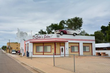 Ash Fork, Arizona - 24 Temmuz 2017: Ash çatal, Arizona, salonda Desoto kendisi gerçek bir 60'lar koyarak reklamı dönemi Desoto araba sürüş Elvis ile çatısı üzerinde. Reklam, Salon, şimdi kapalı, ancak bir classi kalır değil iş aynı derecede ortaya çıktı