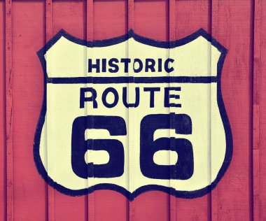 Tarihi ABD eski Route 66 tabelası ahşap arka planda..