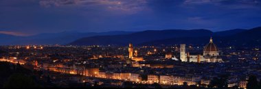 Duomo Santa Maria Del Fiore, Palazzo Vecchio tower ve Florence, Toskana, İtalya için gece ünlü köprü Ponte Vecchio Panoraması