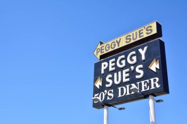 Yermo, Amerika Birleşik Devletleri - 26 Temmuz 2017: Peggy Sue 50's akşam yemeği. Las Vegas yolda geleneksel Amerikan yemeği.