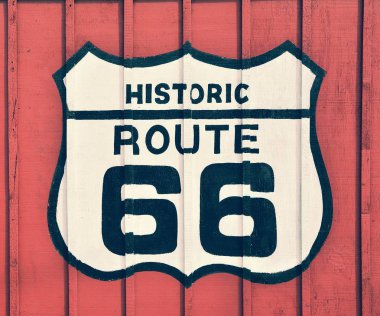 Tarihi ABD eski Route 66 tabelası ahşap arka planda..