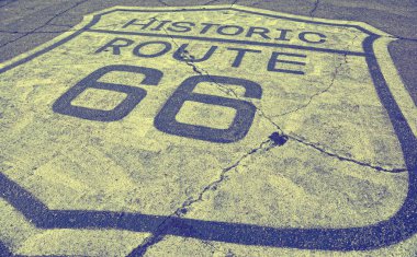 Asfaltta tarihi rota 66 'nın işareti.