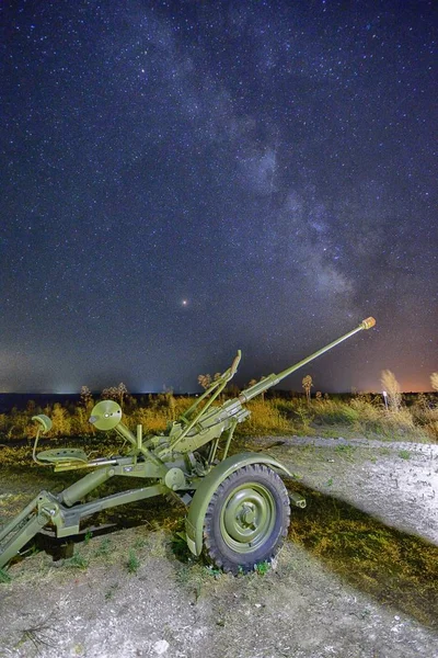 Vía Láctea Las Perseidas Con Cañón Del Ejército Imagen De Stock