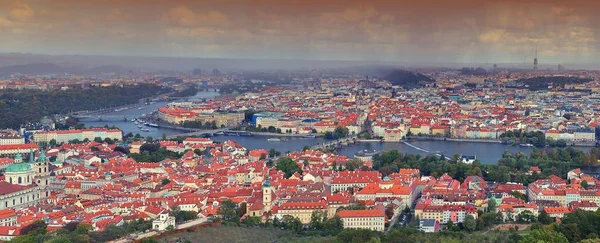 Панорама Праги Рекой Влтава Пражскими Мостами Ливнем — стоковое фото