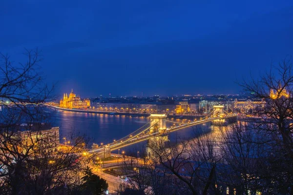 Escena Nocturna Budapest Vista Puente Cadena Río Danubio Famoso Edificio —  Fotos de Stock