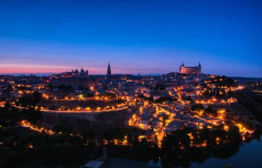 Toledo, İspanya'nın şehrin Ortaçağ merkezinin panoramik görünümü. O şekil Katedrali ve Alcazar Toledo, İspanya.