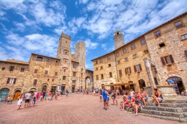 San Gimignano, İtalya - 3 Temmuz 2018 San Gimignano, Tuscany, İtalya 'da tarihi bir günde ünlü Piazza della Cisterna' nın panoramik manzarası